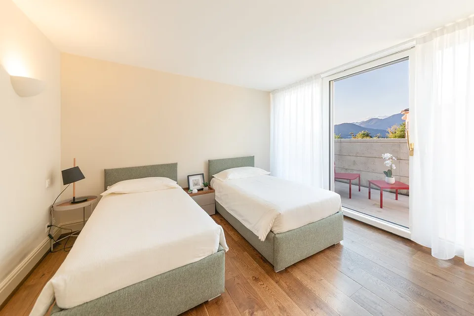 LUGANO-COLLINA D'ORO- ATTICO DI LUSSO ARREDATO SU DUE LIVELLI CON SPLENDIDA VISTA LAGO(rif.609) – foto 13 di 21