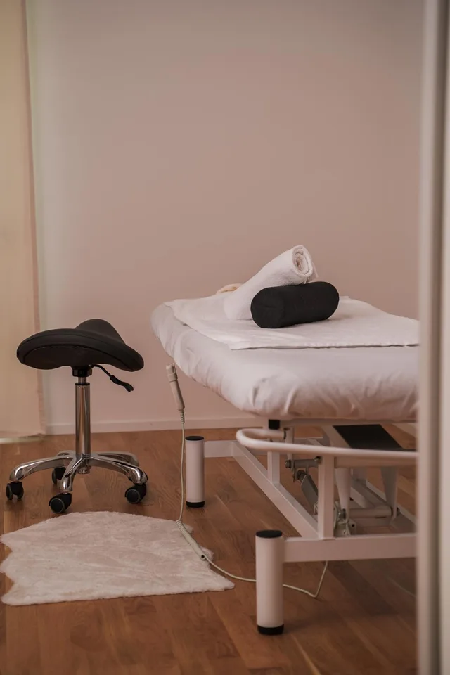 Bureau / Locaux Commerciaux, Modernes et Neufs, Précédemment Utilisés comme Cabinet de Massage – photo 10 sur 16