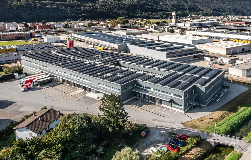 CADENAZZO -  Ampio magazzino/laboratorio di 3'260 mq in affitto a Cadenazzo. (Rif. 001)