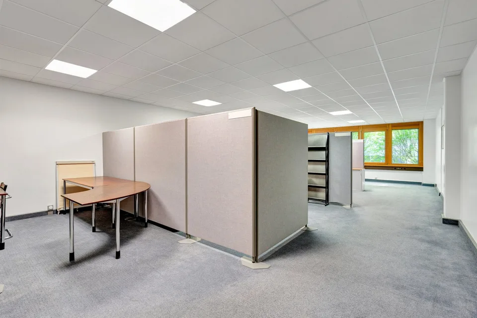 Poste de travail meublé dans le centre de haute technologie