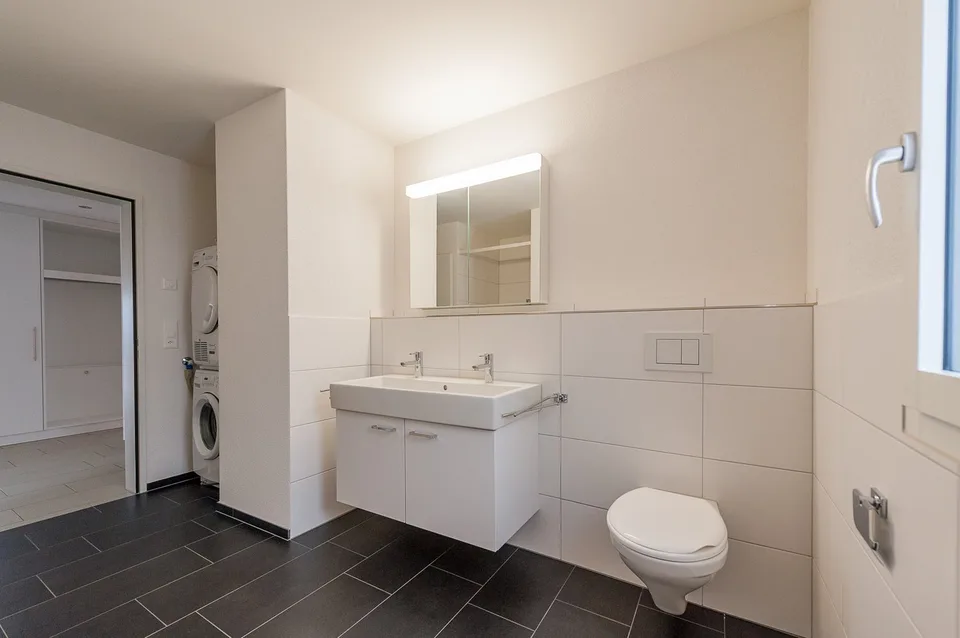 Helle 3.5-Zimmerwohnung mit grosszügigem Sitzplatz im Herzen von Fehraltorf