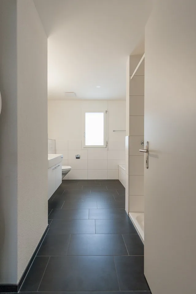 Helle 3.5-Zimmerwohnung mit grosszügigem Sitzplatz im Herzen von Fehraltorf
