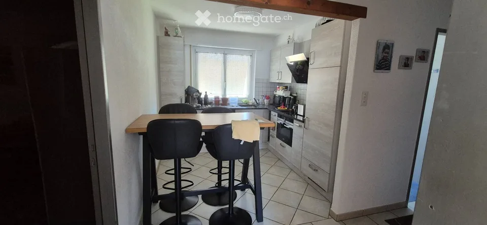 Bassecourt Wohnung mit Garage und Parkplatz vor der Garage