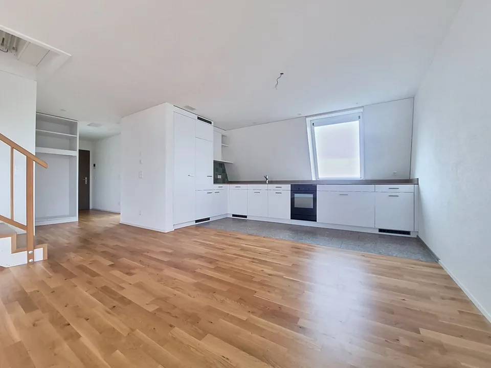 Appartamento in mansarda con vista sulla città di Uster in affitto