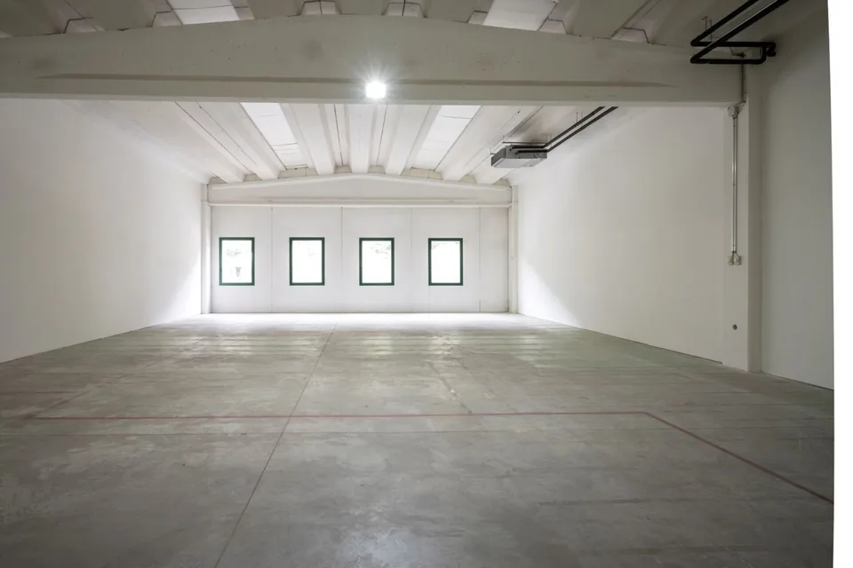 Rent in Mezzovico, storage/warehouse about 500 sqm