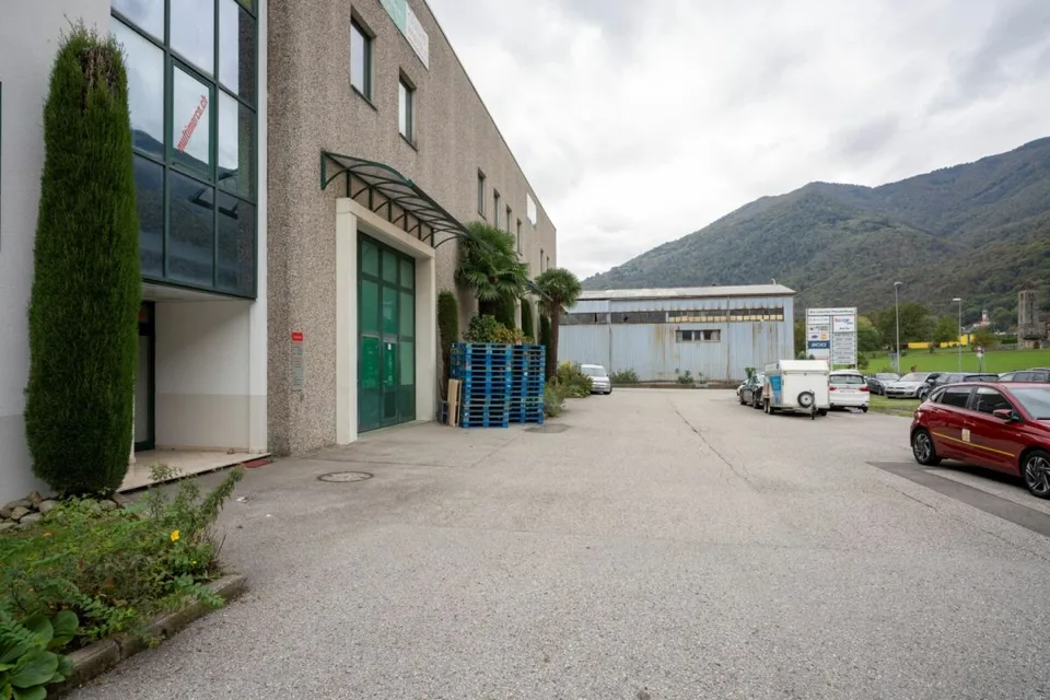 Affittasi a Mezzovico deposito/magazzino mq 500 ca.