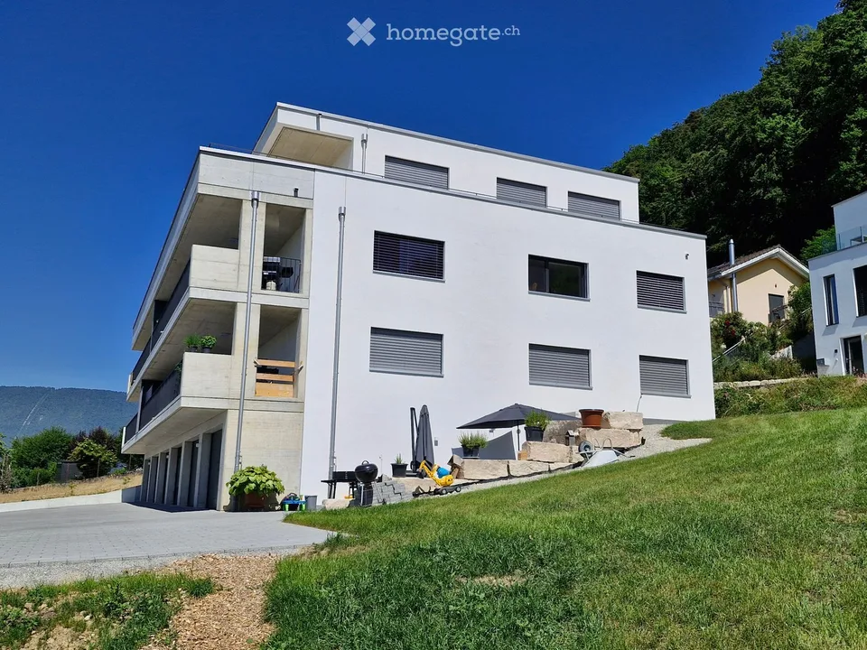 Appartamento moderno di 4,5 locali con balcone e bella vista a Gampelen