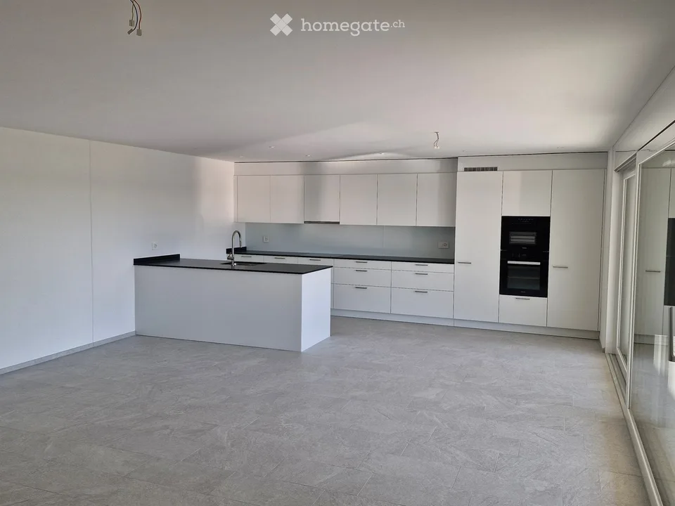 Appartamento moderno di 4,5 locali con balcone e bella vista a Gampelen
