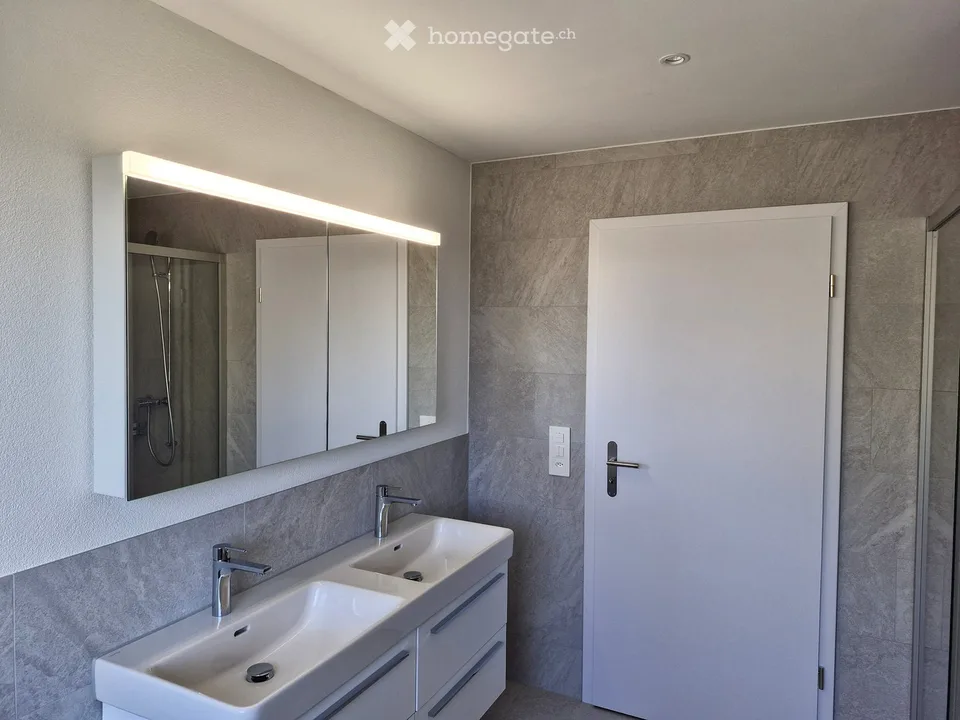 Appartamento moderno di 4,5 locali con balcone e bella vista a Gampelen