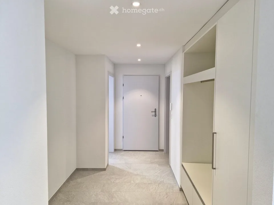 Appartamento moderno di 4,5 locali con balcone e bella vista a Gampelen