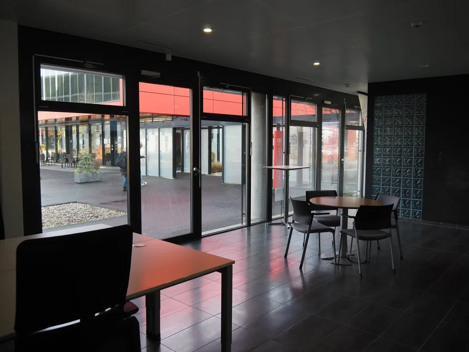 Local lumineux au rez-de-chaussée avec vitrine