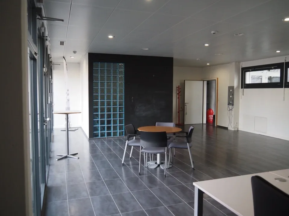 Helles Lokal im Erdgeschoss mit Vitrine