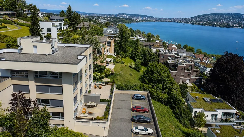 Sicherer Außenparkplatz mit Seesicht in Zürich