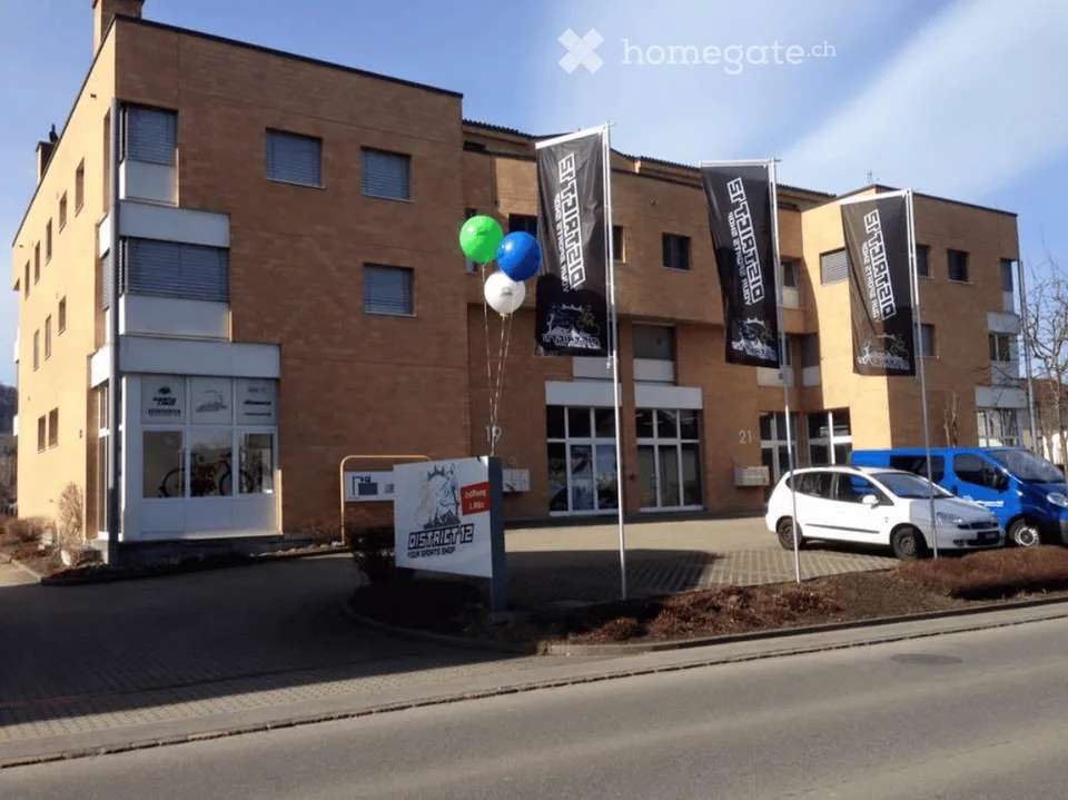 Attraktive Gewerbe-, Büro- und Verkaufsfläche mit hoher Visibilität in Reinach AG