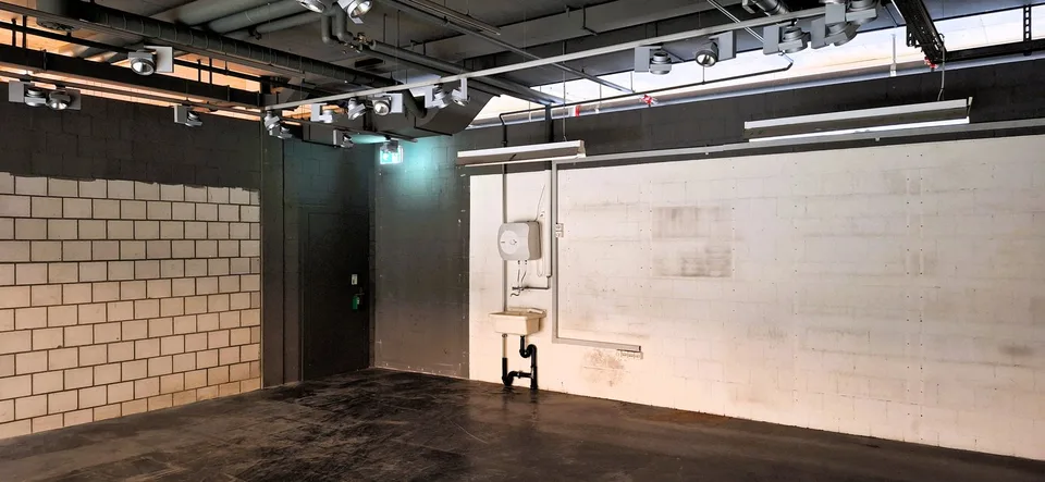 Teilausgebauter Gewerberaum im Aarberg Center zu vermieten