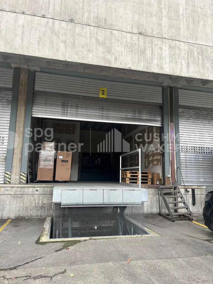 Junge 23 - Große funktionale Lagerfläche von 1.500 m², strategisches Industriegebiet – Foto 7 von 12