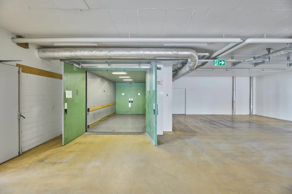 Spazio di stoccaggio/logistica e spedizione ideale a Basilea - 832 m² con carico al pavimento alto