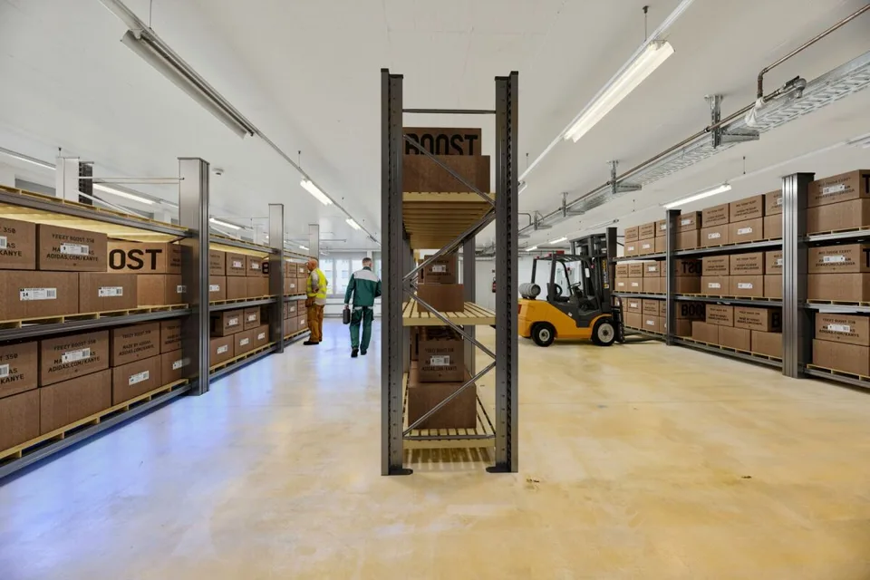 Spazio di stoccaggio/logistica e spedizione ideale a Basilea - 832 m² con carico al pavimento alto