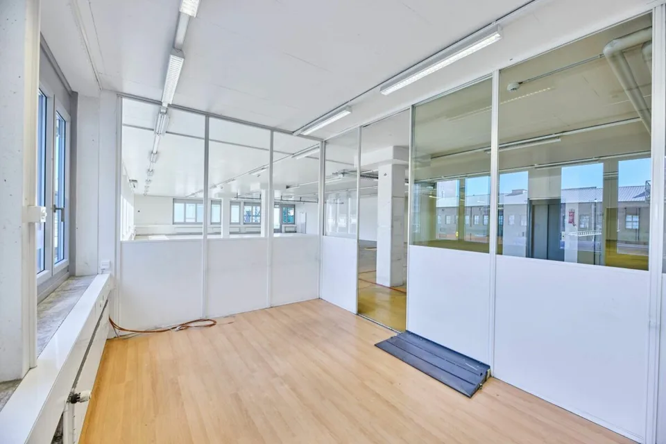 Spazio di stoccaggio/logistica e spedizione ideale a Basilea - 832 m² con carico al pavimento alto