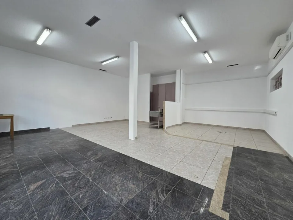 Lokal im Erdgeschoss im Zentrum des Dorfes mit Parkplatz