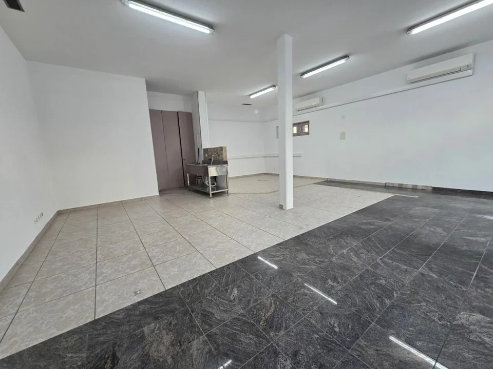 Lokal im Erdgeschoss im Zentrum des Dorfes mit Parkplatz