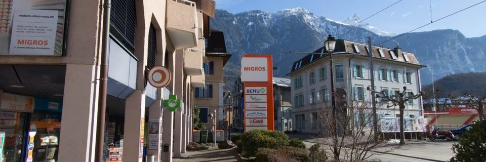 À 2km de l''autoroute dans centre Migros, surface commerciale, parking