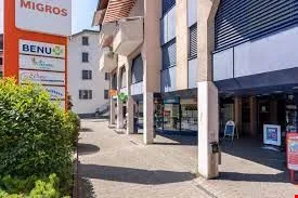 A 2km dall'autostrada nel centro Migros, superficie commerciale, parcheggio