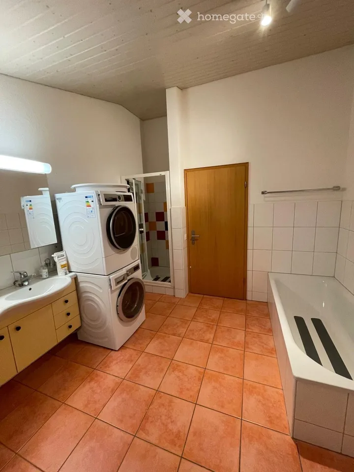 Möbliertes Einzelzimmer mit Gemeinschaftsbad und -küche