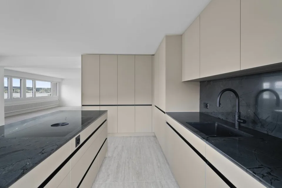 5.5 room penthouse apartment with breathtaking mountain and lake views