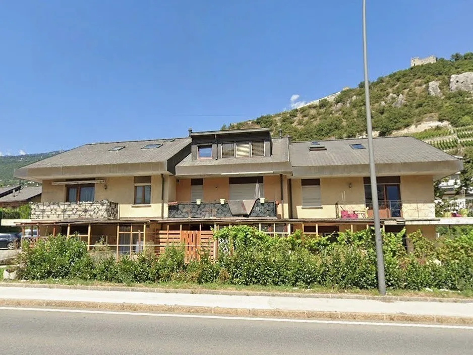 Sierre – Studio avec petite place privée devant et place de parc incluse à l’entrée est de la ville