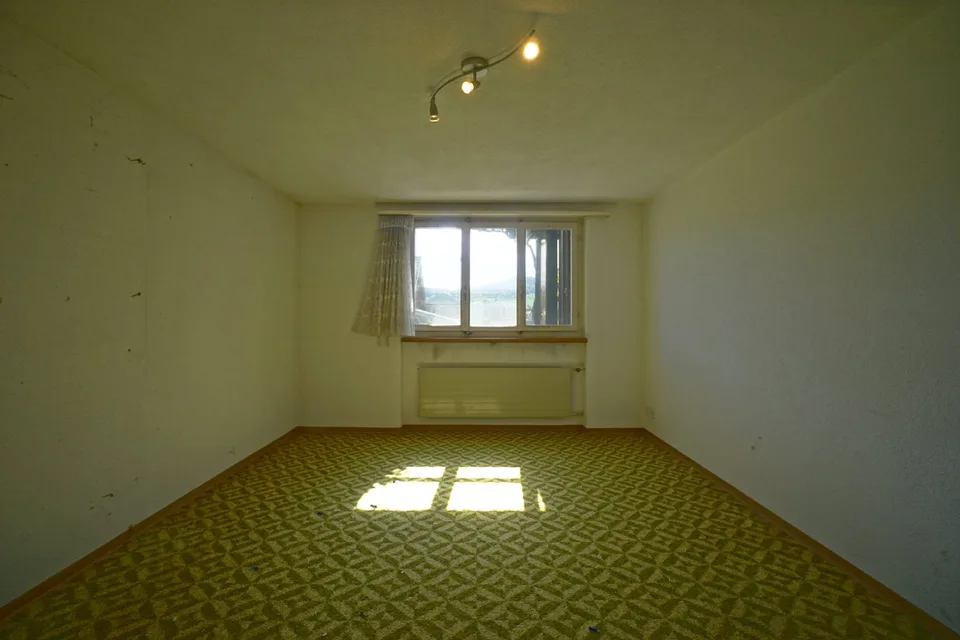 Gemütliches 6.5-Zimmer-Einfamilienhaus an sonniger Lage mit Aus- und Umbaupotenzial – Foto 11 von 14