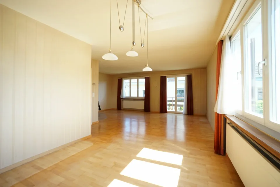 Casa unifamiliare di 6,5 locali accogliente in una posizione soleggiata con potenziale di ampliamento e ristrutturazione