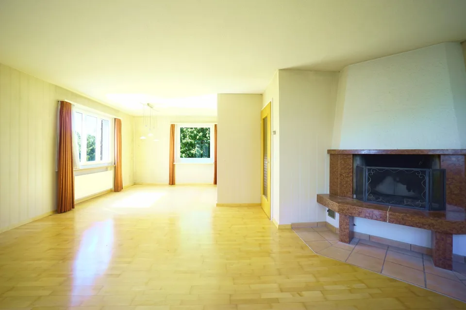 Casa unifamiliare di 6,5 locali accogliente in una posizione soleggiata con potenziale di ampliamento e ristrutturazione