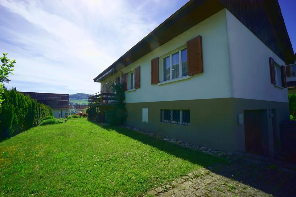 Casa unifamiliare di 6,5 locali accogliente in una posizione soleggiata con potenziale di ampliamento e ristrutturazione