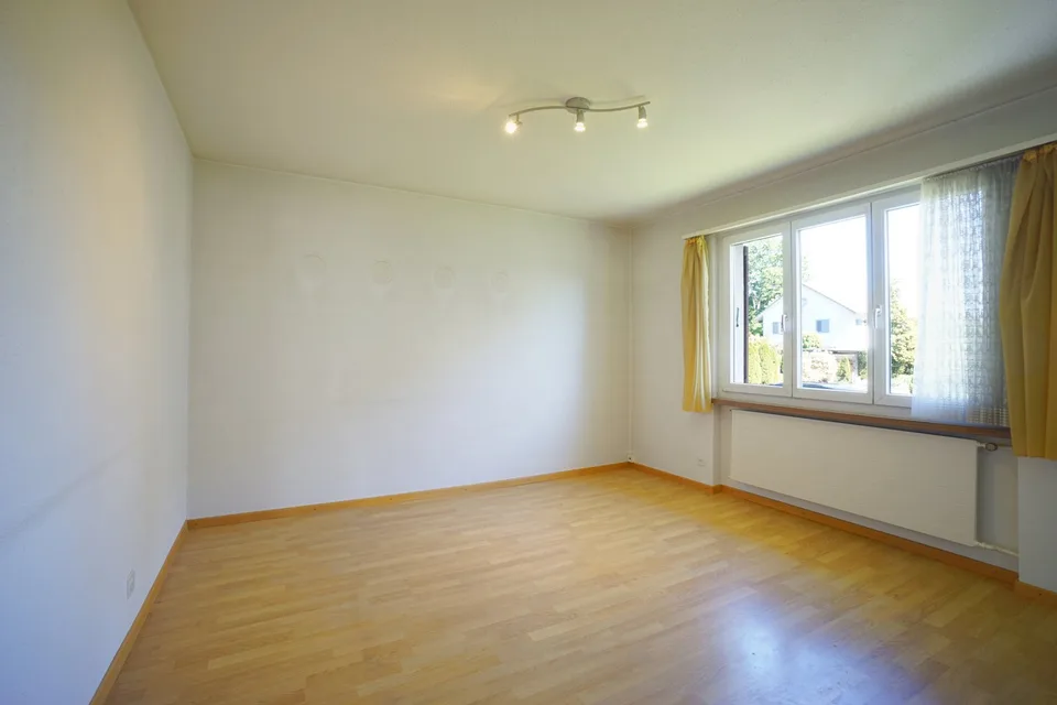 Gemütliches 6.5-Zimmer-Einfamilienhaus an sonniger Lage mit Aus- und Umbaupotenzial – Foto 9 von 14