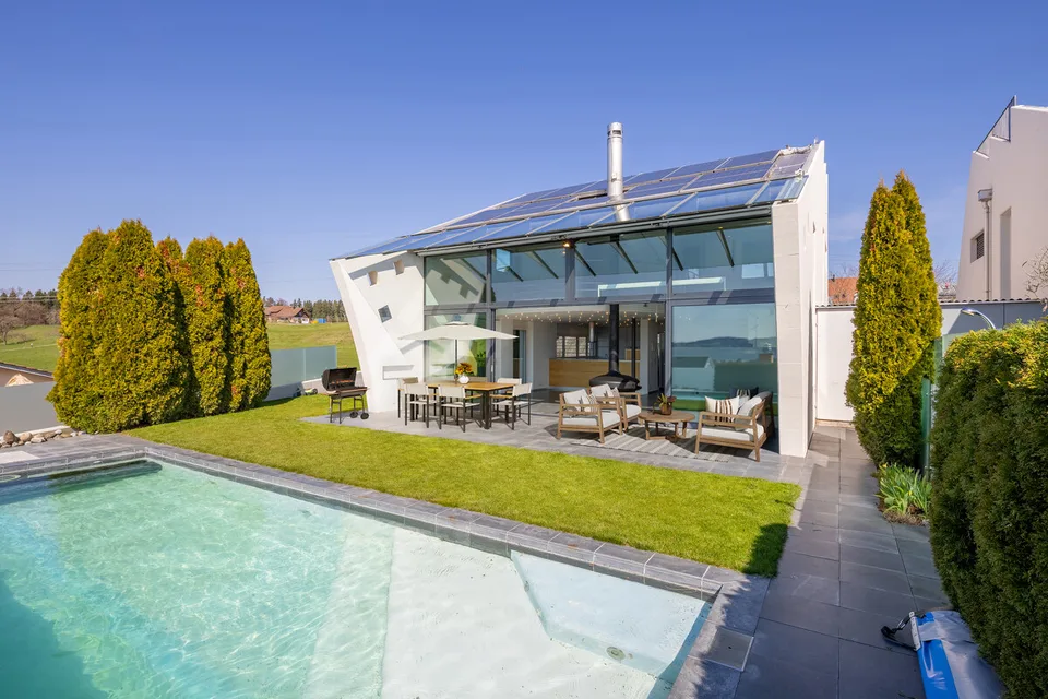 Gutenswil: Stilvolles Architektenhaus mit Pool und Weitsicht