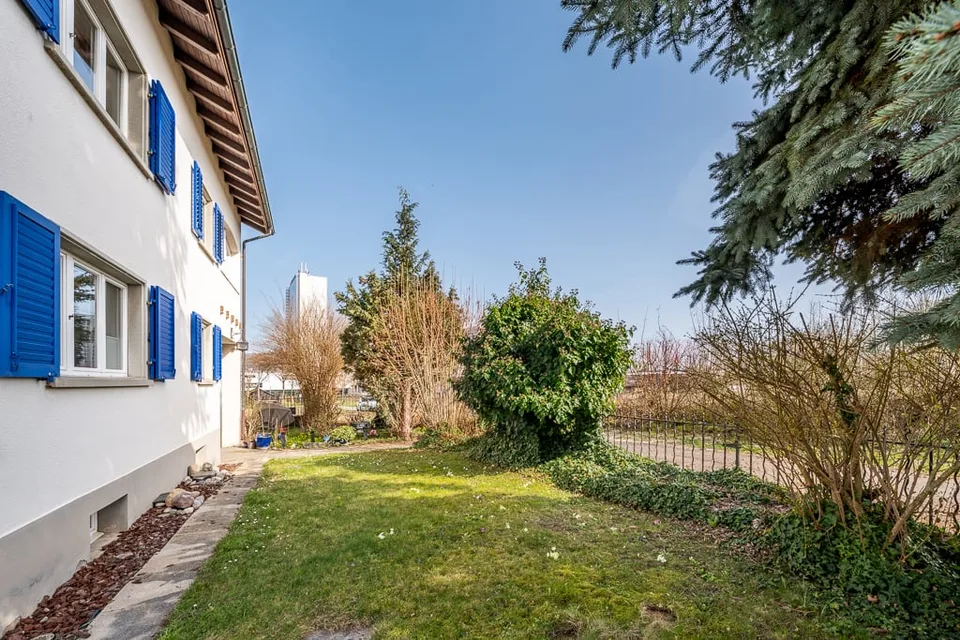 Charmantes Zweifamilienhaus mit gepflegter Gartenanlage