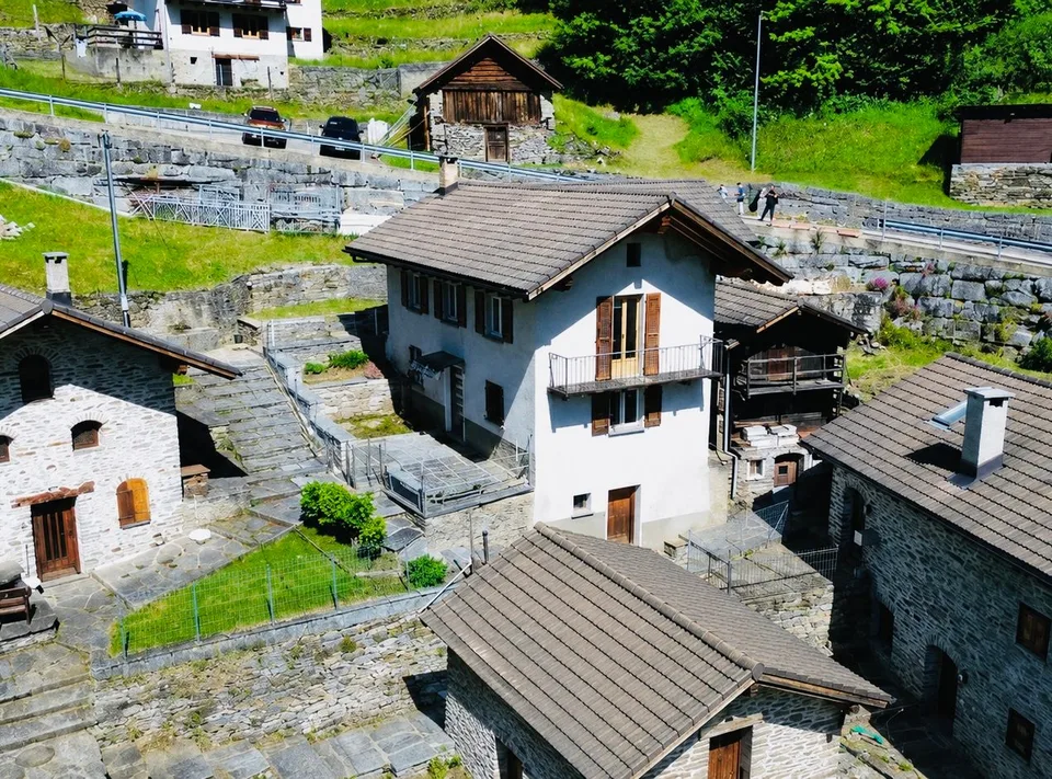 Maison unifamiliale avec tourbe, jardin, vue panoramique RÉSIDENCE PRINCIPALE ET SECONDAIRE DANS LA VAL CALANCA