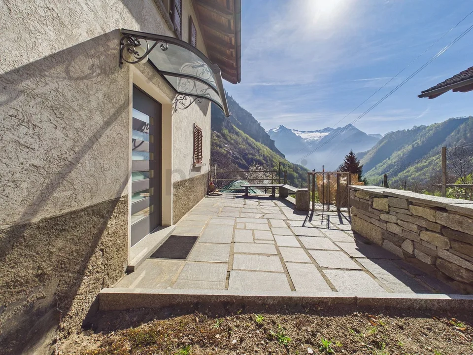 Maison unifamiliale avec tourbe, jardin, vue panoramique RÉSIDENCE PRINCIPALE ET SECONDAIRE DANS LA VAL CALANCA