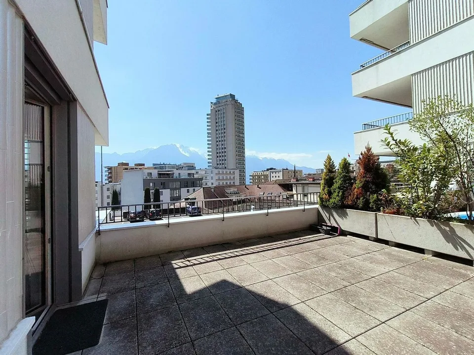 Recent apartment with large terrace and balcony in the city center