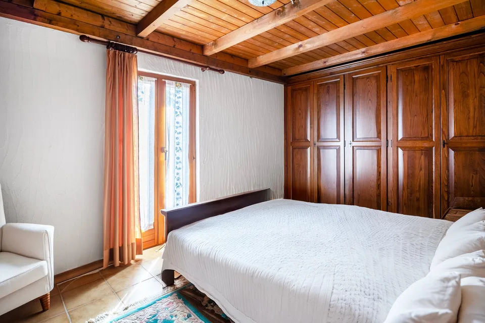 Vivi nella quiete del bosco con una vista mozzafiato