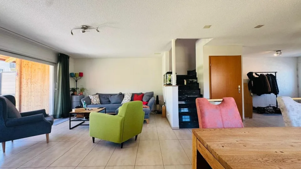 Casa di angolo di 4,5 locali con giardino, garage, parcheggio & forno a pizza a Giebenach