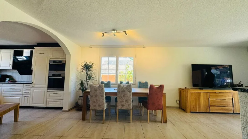 Casa di angolo di 4,5 locali con giardino, garage, parcheggio & forno a pizza a Giebenach
