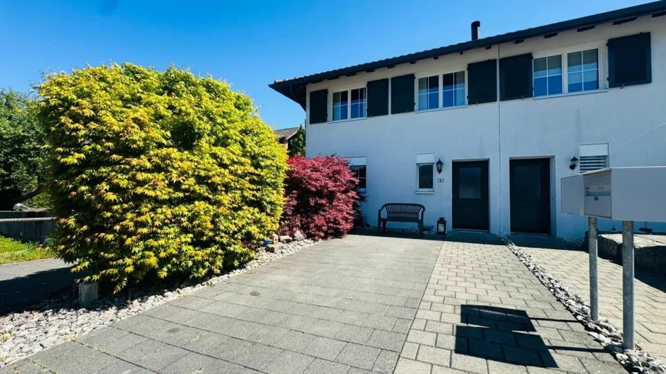 Casa di angolo di 4,5 locali con giardino, garage, parcheggio & forno a pizza a Giebenach