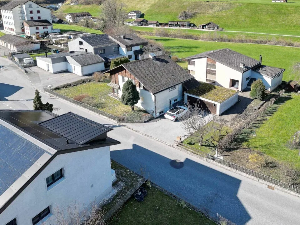 Casa unifamiliare separata e accogliente in una posizione soleggiata a Riedern, comune di Glarona