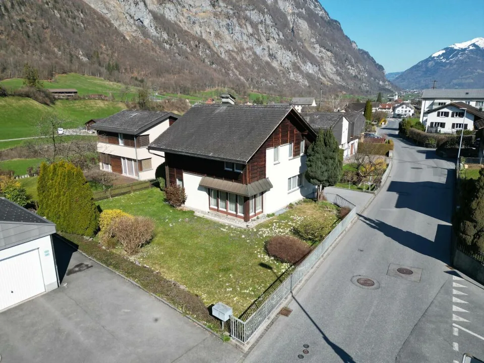Freistehendes und charmantes Einfamilienhaus an sonniger Lage in Riedern, Gemeinde Glarus