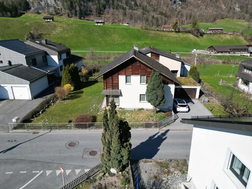 Casa unifamiliare separata e accogliente in una posizione soleggiata a Riedern, comune di Glarona