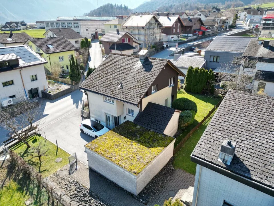 Casa unifamiliare separata e accogliente in una posizione soleggiata a Riedern, comune di Glarona