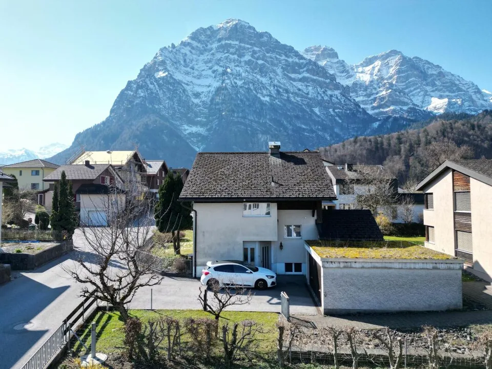 Casa unifamiliare separata e accogliente in una posizione soleggiata a Riedern, comune di Glarona