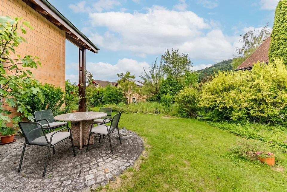 Casa unifamiliare indipendente con grande giardino in zona residenziale tranquilla